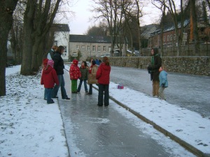 Kinder auf dem Kanal